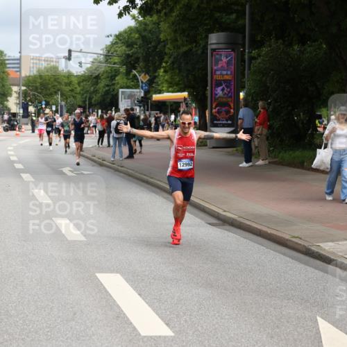 29.06.2025 - hella hamburg halbmarathon Yannick Fuchs http://msf.ph/oto/8164249 29.06.2025 10:22:04 20KM 1065, 1577, 5344, 9079, 10848, 12641, 12992, 13780, 14019, 15023, 15671, 18124, 19050 meine-sportfotos.de
