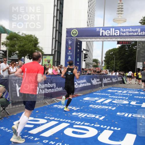 29.06.2025 - hella hamburg halbmarathon Michael Strokosch http://msf.ph/oto/8164254 29.06.2025 10:33:50 Ziel 1743, 2228, 2243, 2746, 4246, 5193, 13771, 14310, 14466, 16243, 16755 meine-sportfotos.de