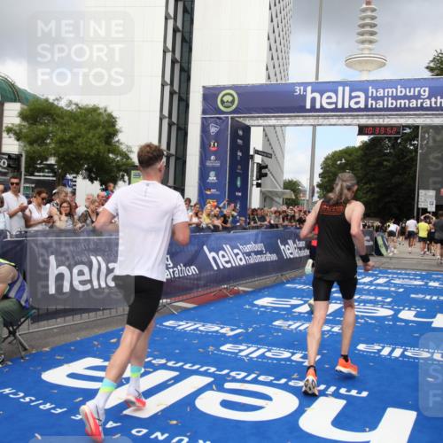 29.06.2025 - hella hamburg halbmarathon Michael Strokosch http://msf.ph/oto/8164271 29.06.2025 10:33:51 Ziel 1743, 2228, 2243, 2746, 4246, 5193, 13771, 14310, 14466, 16243, 16755 meine-sportfotos.de