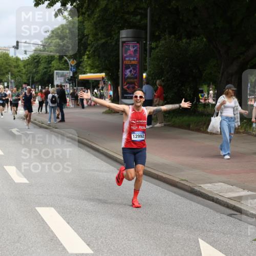 29.06.2025 - hella hamburg halbmarathon Yannick Fuchs http://msf.ph/oto/8164278 29.06.2025 10:22:05 20KM 1065, 1577, 5344, 9079, 10848, 12641, 12992, 13780, 14019, 15023, 15671, 18124, 19050 meine-sportfotos.de