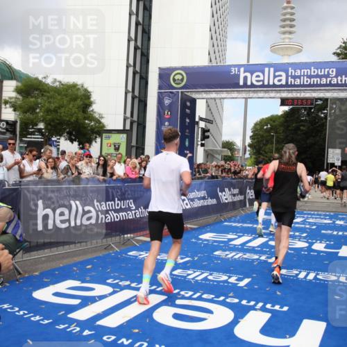 29.06.2025 - hella hamburg halbmarathon Michael Strokosch http://msf.ph/oto/8164279 29.06.2025 10:33:51 Ziel 1743, 2228, 2243, 2746, 4246, 5193, 13771, 14310, 14466, 16243, 16755 meine-sportfotos.de