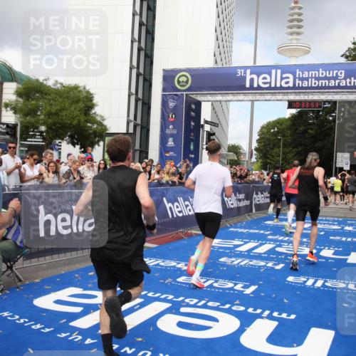 29.06.2025 - hella hamburg halbmarathon Michael Strokosch http://msf.ph/oto/8164285 29.06.2025 10:33:52 Ziel 1743, 2228, 2243, 2746, 4246, 5193, 10865, 13771, 14310, 14466, 16243 meine-sportfotos.de