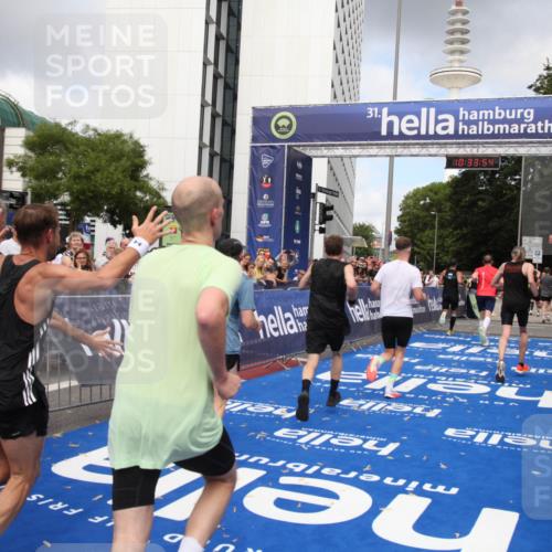 29.06.2025 - hella hamburg halbmarathon Michael Strokosch http://msf.ph/oto/8164314 29.06.2025 10:33:52 Ziel 1743, 2228, 2243, 2746, 4246, 5193, 10865, 13771, 14310, 14466, 16243 meine-sportfotos.de