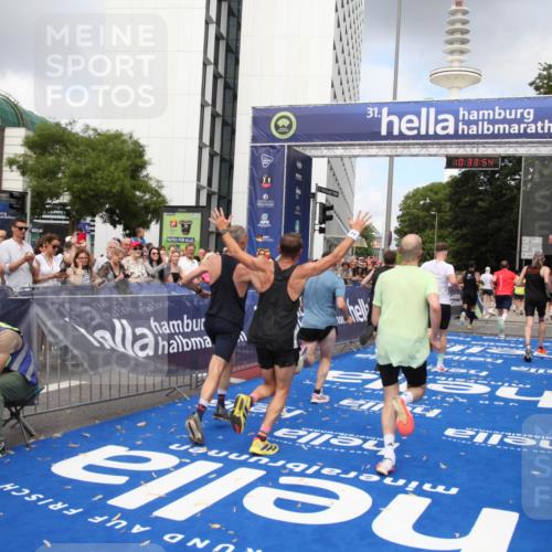29.06.2025 - hella hamburg halbmarathon Michael Strokosch http://msf.ph/oto/8164336 29.06.2025 10:33:53 Ziel 1743, 2228, 2243, 2746, 4246, 5193, 10865, 13771, 14310, 14466, 16243 meine-sportfotos.de