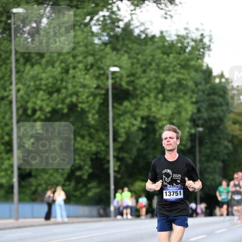 29.06.2025 - hella hamburg halbmarathon Dr. Thomas Lammeyer http://msf.ph/oto/8164339 29.06.2025 09:44:51 Kennedybrücke 2892, 4128, 4571, 6559, 7862, 10780, 11194 meine-sportfotos.de