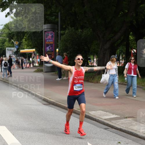 29.06.2025 - hella hamburg halbmarathon Yannick Fuchs http://msf.ph/oto/8164341 29.06.2025 10:22:05 20KM 1065, 1577, 5344, 9079, 10848, 12641, 12992, 13780, 14019, 15023, 15671, 18124, 19050 meine-sportfotos.de