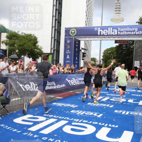 29.06.2025 - hella hamburg halbmarathon Michael Strokosch http://msf.ph/oto/8164344 29.06.2025 10:33:54 Ziel 1743, 2228, 2243, 2746, 4246, 5193, 10865, 13771, 14310, 14466, 16243 meine-sportfotos.de