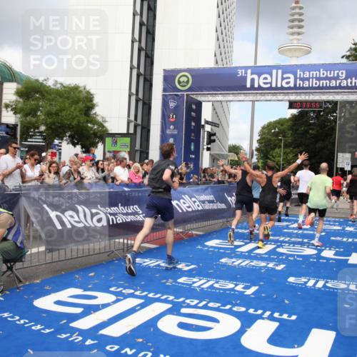 29.06.2025 - hella hamburg halbmarathon Michael Strokosch http://msf.ph/oto/8164355 29.06.2025 10:33:54 Ziel 1743, 2228, 2243, 2746, 4246, 5193, 10865, 13771, 14310, 14466, 16243 meine-sportfotos.de
