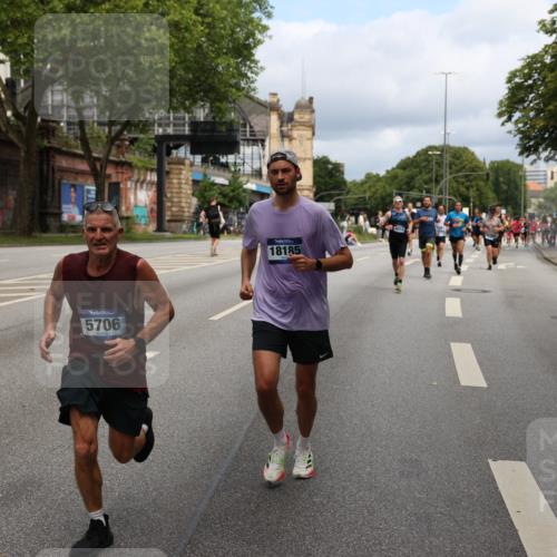 29.06.2025 - hella hamburg halbmarathon Yannick Fuchs http://msf.ph/oto/8164361 29.06.2025 10:40:00 20KM 2270, 2367, 2590, 2707, 3056, 3186, 3477, 4277, 4854, 5623, 5648, 5706, 6054, 6071, 6290, 6831, 7056, 7385, 7450, 8374, 9105, 9585, 9710, 10792, 10796, 11291, 11495, 11821, 12084, 12643, 13525, 13919, 14374, 14385, 14764, 14911, 15365, 15563, 15636, 16513, 16617, 16624, 16725, 17499, 17674, 17835, 17960, 18081, 18185, 18346, 18407, 18637, 18862, 18878 meine-sportfotos.de