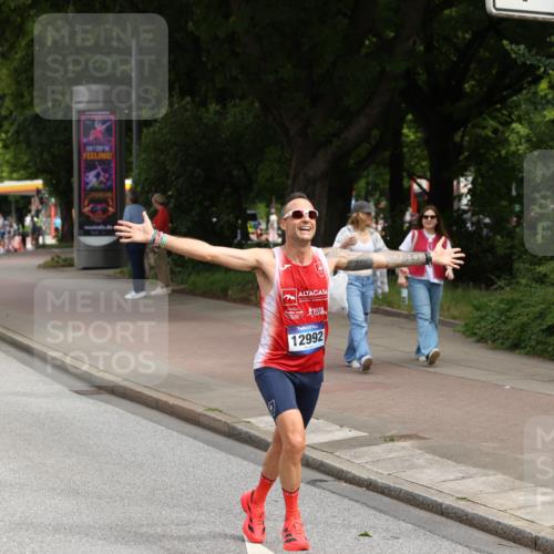 29.06.2025 - hella hamburg halbmarathon Yannick Fuchs http://msf.ph/oto/8164365 29.06.2025 10:22:06 20KM 1065, 1577, 5344, 9079, 10848, 12641, 12992, 13780, 14019, 15023, 15671, 18124, 19050 meine-sportfotos.de