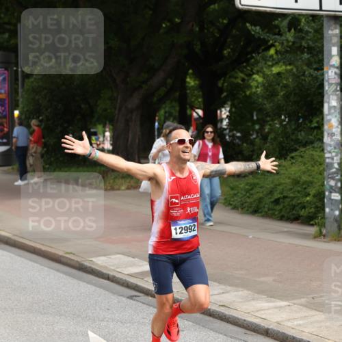 29.06.2025 - hella hamburg halbmarathon Yannick Fuchs http://msf.ph/oto/8164371 29.06.2025 10:22:06 20KM 1065, 1577, 5344, 9079, 10848, 12641, 12992, 13780, 14019, 15023, 15671, 18124, 19050 meine-sportfotos.de