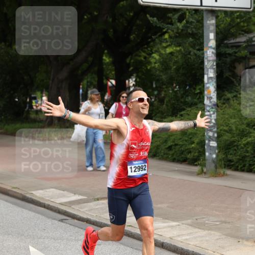 29.06.2025 - hella hamburg halbmarathon Yannick Fuchs http://msf.ph/oto/8164396 29.06.2025 10:22:06 20KM 1065, 1577, 5344, 9079, 10848, 12641, 12992, 13780, 14019, 15023, 15671, 18124, 19050 meine-sportfotos.de
