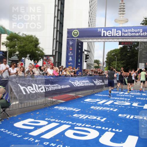 29.06.2025 - hella hamburg halbmarathon Michael Strokosch http://msf.ph/oto/8164428 29.06.2025 10:33:55 Ziel 1743, 2228, 2243, 2746, 10865, 13771, 14310, 14466, 15500, 16243 meine-sportfotos.de