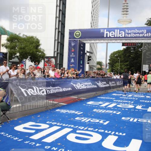 29.06.2025 - hella hamburg halbmarathon Michael Strokosch http://msf.ph/oto/8164470 29.06.2025 10:33:56 Ziel 1743, 2228, 2243, 10865, 13771, 14310, 14466, 15500, 16243 meine-sportfotos.de