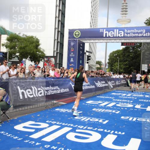 29.06.2025 - hella hamburg halbmarathon Michael Strokosch http://msf.ph/oto/8164505 29.06.2025 10:33:57 Ziel 1743, 2243, 10865, 13771, 14310, 14466, 15500, 16243 meine-sportfotos.de