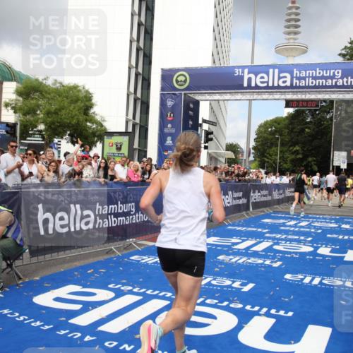 29.06.2025 - hella hamburg halbmarathon Michael Strokosch http://msf.ph/oto/8164544 29.06.2025 10:33:59 Ziel 9519, 10865, 15500 meine-sportfotos.de