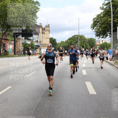 29.06.2025 - hella hamburg halbmarathon Yannick Fuchs http://msf.ph/oto/8164546 29.06.2025 10:40:03 20KM 1569, 2138, 2270, 2367, 2590, 2707, 3056, 3186, 3477, 4277, 4345, 4854, 5648, 5706, 6054, 6071, 6290, 6460, 6711, 6831, 7056, 7385, 7450, 8374, 9105, 9585, 10792, 10796, 11291, 11495, 11821, 12084, 12277, 13525, 14374, 14385, 14764, 14911, 15563, 15636, 16513, 16624, 17499, 17674, 17835, 18081, 18185, 18346, 18637, 18862, 18878 meine-sportfotos.de