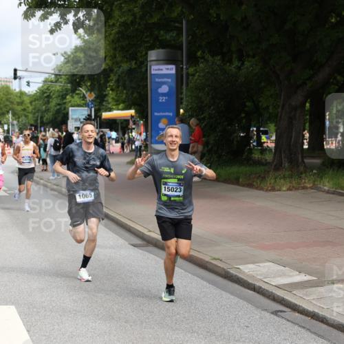 29.06.2025 - hella hamburg halbmarathon Yannick Fuchs http://msf.ph/oto/8164547 29.06.2025 10:22:13 20KM 1065, 1577, 5344, 9079, 9097, 10848, 12992, 13956, 14019, 14828, 15023, 15136, 15671, 18037, 18124, 19050 meine-sportfotos.de