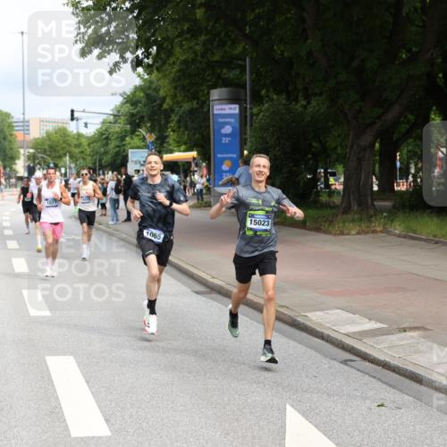 29.06.2025 - hella hamburg halbmarathon Yannick Fuchs http://msf.ph/oto/8164557 29.06.2025 10:22:13 20KM 1065, 1577, 5344, 9079, 9097, 10848, 12992, 13956, 14019, 14828, 15023, 15136, 15671, 18037, 18124, 19050 meine-sportfotos.de