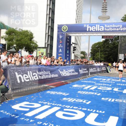 29.06.2025 - hella hamburg halbmarathon Michael Strokosch http://msf.ph/oto/8164577 29.06.2025 10:34:02 Ziel 9345, 9519, 11227, 13493, 13494, 15268, 15500, 17877 meine-sportfotos.de