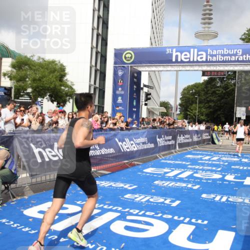 29.06.2025 - hella hamburg halbmarathon Michael Strokosch http://msf.ph/oto/8164591 29.06.2025 10:34:02 Ziel 9345, 9519, 11227, 13493, 13494, 15268, 15500, 17877 meine-sportfotos.de