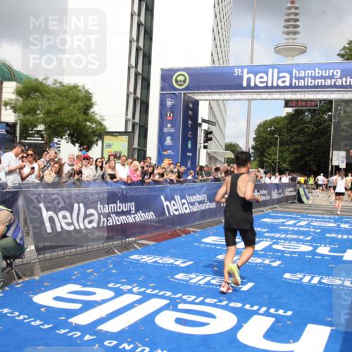29.06.2025 - hella hamburg halbmarathon Michael Strokosch http://msf.ph/oto/8164623 29.06.2025 10:34:03 Ziel 9345, 9519, 11227, 13493, 13494, 14448, 15268, 15500, 17877 meine-sportfotos.de