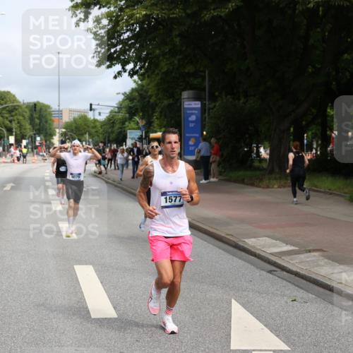 29.06.2025 - hella hamburg halbmarathon Yannick Fuchs http://msf.ph/oto/8164626 29.06.2025 10:22:15 20KM 1065, 1577, 5344, 9079, 9097, 10848, 12992, 13956, 14019, 14828, 15023, 15136, 15671, 18037, 18124, 19050 meine-sportfotos.de