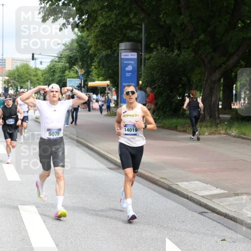 29.06.2025 - hella hamburg halbmarathon Yannick Fuchs http://msf.ph/oto/8164650 29.06.2025 10:22:16 20KM 1065, 1577, 5344, 9079, 9097, 10848, 13956, 14019, 14828, 15023, 15136, 15671, 18037, 18124, 19050 meine-sportfotos.de