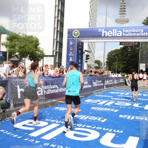 29.06.2025 - hella hamburg halbmarathon Michael Strokosch http://msf.ph/oto/8164662 29.06.2025 10:34:05 Ziel 9345, 9519, 11019, 11227, 13493, 13494, 14448, 15268, 16724, 17877 meine-sportfotos.de