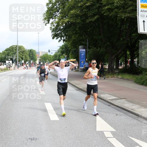 29.06.2025 - hella hamburg halbmarathon Yannick Fuchs http://msf.ph/oto/8164663 29.06.2025 10:22:17 20KM 1065, 1577, 5344, 9079, 9097, 10848, 13956, 14019, 14828, 15023, 15136, 15671, 18037, 18124, 19050 meine-sportfotos.de