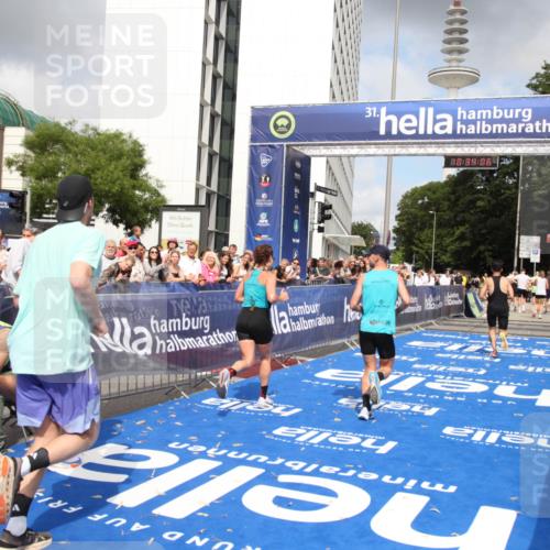 29.06.2025 - hella hamburg halbmarathon Michael Strokosch http://msf.ph/oto/8164713 29.06.2025 10:34:05 Ziel 9345, 9519, 11019, 11227, 13493, 13494, 14448, 15268, 16724, 17877 meine-sportfotos.de