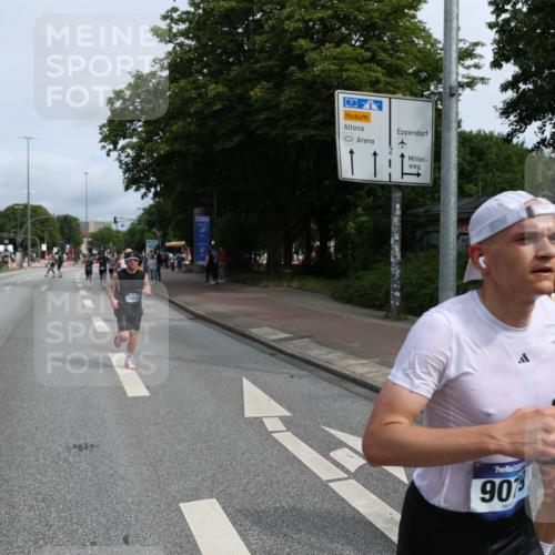 29.06.2025 - hella hamburg halbmarathon Yannick Fuchs http://msf.ph/oto/8164723 29.06.2025 10:22:18 20KM 1065, 1577, 5344, 9079, 9097, 10848, 13956, 14019, 14828, 15023, 15136, 15671, 18037, 18124, 19050 meine-sportfotos.de