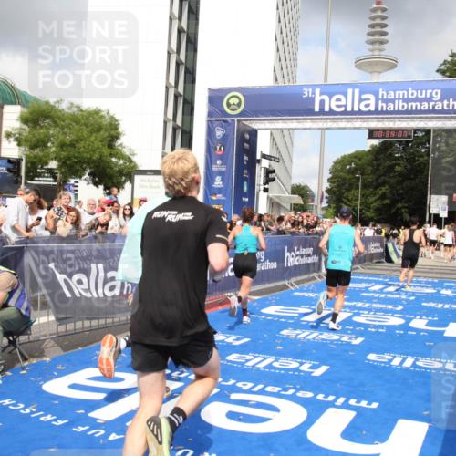 29.06.2025 - hella hamburg halbmarathon Michael Strokosch http://msf.ph/oto/8164733 29.06.2025 10:34:06 Ziel 9345, 9519, 11019, 11227, 13066, 13493, 13494, 14448, 15268, 16724, 17877 meine-sportfotos.de