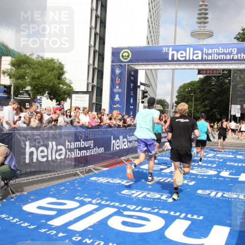 29.06.2025 - hella hamburg halbmarathon Michael Strokosch http://msf.ph/oto/8164760 29.06.2025 10:34:06 Ziel 9345, 9519, 11019, 11227, 13066, 13493, 13494, 14448, 15268, 16724, 17877 meine-sportfotos.de