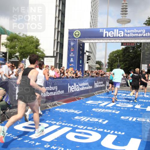 29.06.2025 - hella hamburg halbmarathon Michael Strokosch http://msf.ph/oto/8164787 29.06.2025 10:34:07 Ziel 9345, 9519, 11019, 11202, 11227, 13066, 13493, 13494, 14448, 15268, 16724, 17877 meine-sportfotos.de