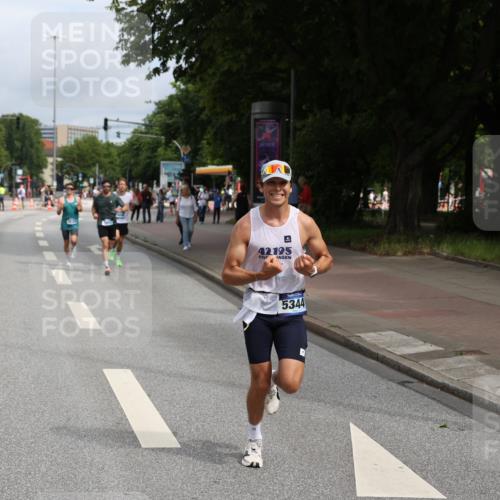 29.06.2025 - hella hamburg halbmarathon Yannick Fuchs http://msf.ph/oto/8164792 29.06.2025 10:22:20 20KM 1065, 1577, 5344, 9079, 9097, 10848, 13956, 14019, 14828, 15023, 15136, 15671, 18037, 18124, 19050 meine-sportfotos.de
