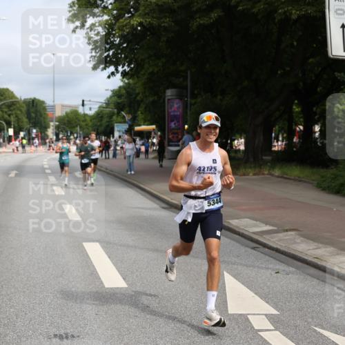 29.06.2025 - hella hamburg halbmarathon Yannick Fuchs http://msf.ph/oto/8164803 29.06.2025 10:22:20 20KM 1065, 1577, 5344, 9079, 9097, 10848, 13956, 14019, 14828, 15023, 15136, 15671, 18037, 18124, 19050 meine-sportfotos.de