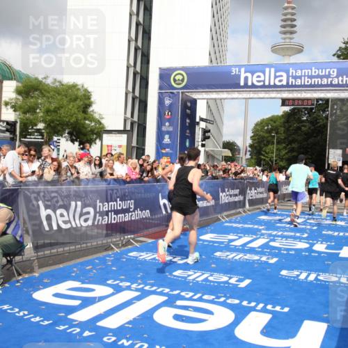 29.06.2025 - hella hamburg halbmarathon Michael Strokosch http://msf.ph/oto/8164810 29.06.2025 10:34:08 Ziel 9345, 9376, 9519, 11019, 11202, 11227, 13066, 13493, 13494, 14448, 15268, 16724, 17751, 17877 meine-sportfotos.de