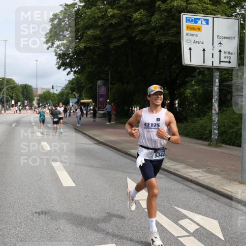 29.06.2025 - hella hamburg halbmarathon Yannick Fuchs http://msf.ph/oto/8164863 29.06.2025 10:22:20 20KM 1065, 1577, 5344, 9079, 9097, 10848, 13956, 14019, 14828, 15023, 15136, 15671, 18037, 18124, 19050 meine-sportfotos.de