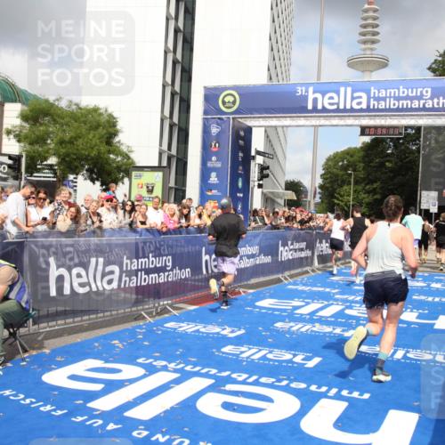 29.06.2025 - hella hamburg halbmarathon Michael Strokosch http://msf.ph/oto/8164882 29.06.2025 10:34:10 Ziel 9345, 9376, 11019, 11202, 11227, 13066, 13494, 14448, 16724, 17751, 17877 meine-sportfotos.de