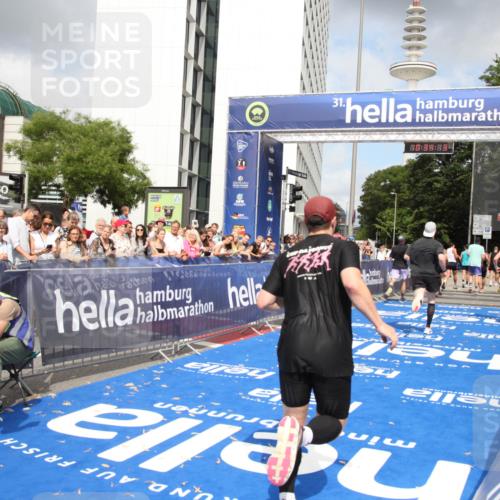 29.06.2025 - hella hamburg halbmarathon Michael Strokosch http://msf.ph/oto/8164945 29.06.2025 10:34:12 Ziel 7884, 9376, 11019, 11202, 13066, 14448, 16724, 17751 meine-sportfotos.de