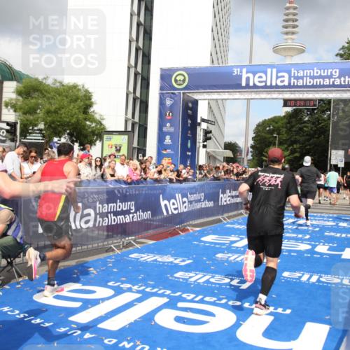 29.06.2025 - hella hamburg halbmarathon Michael Strokosch http://msf.ph/oto/8164970 29.06.2025 10:34:12 Ziel 7884, 9376, 11019, 11202, 13066, 14448, 16724, 17751 meine-sportfotos.de