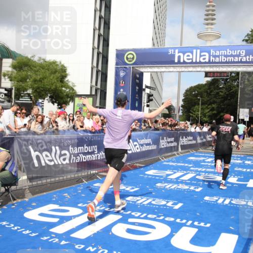 29.06.2025 - hella hamburg halbmarathon Michael Strokosch http://msf.ph/oto/8165004 29.06.2025 10:34:13 Ziel 7884, 7901, 9376, 11019, 11202, 13066, 16724, 17751, 18906 meine-sportfotos.de