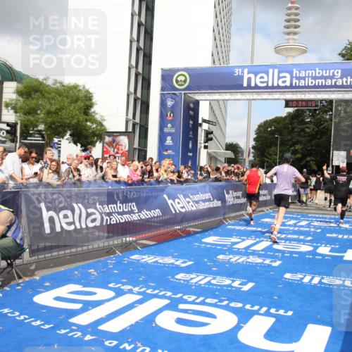 29.06.2025 - hella hamburg halbmarathon Michael Strokosch http://msf.ph/oto/8165023 29.06.2025 10:34:14 Ziel 7884, 7901, 9376, 11202, 13066, 16724, 17751, 18906 meine-sportfotos.de