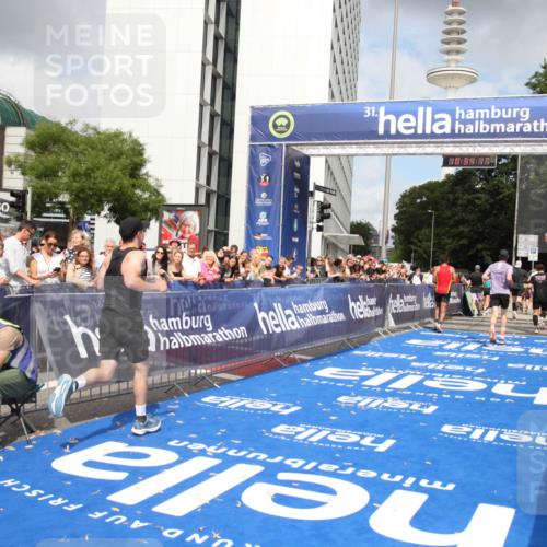 29.06.2025 - hella hamburg halbmarathon Michael Strokosch http://msf.ph/oto/8165071 29.06.2025 10:34:15 Ziel 7884, 7901, 9376, 11202, 13066, 17751, 18906 meine-sportfotos.de