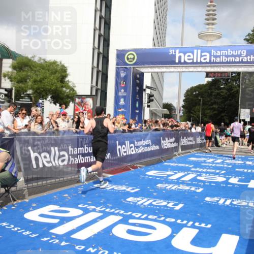 29.06.2025 - hella hamburg halbmarathon Michael Strokosch http://msf.ph/oto/8165082 29.06.2025 10:34:16 Ziel 1080, 3005, 7884, 7901, 9376, 11202, 17751, 18906 meine-sportfotos.de