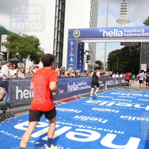 29.06.2025 - hella hamburg halbmarathon Michael Strokosch http://msf.ph/oto/8165097 29.06.2025 10:34:17 Ziel 1080, 3005, 7884, 7901, 9376, 17751, 18906 meine-sportfotos.de