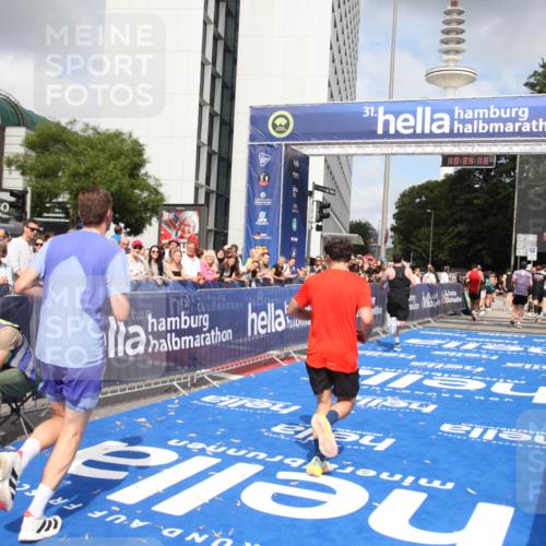 29.06.2025 - hella hamburg halbmarathon Michael Strokosch http://msf.ph/oto/8165123 29.06.2025 10:34:17 Ziel 1080, 3005, 7884, 7901, 9376, 17751, 18906 meine-sportfotos.de