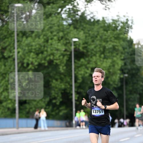 29.06.2025 - hella hamburg halbmarathon Dr. Thomas Lammeyer http://msf.ph/oto/8165170 29.06.2025 09:44:51 Kennedybrücke 2892, 4128, 4571, 6559, 7862, 10780, 11194 meine-sportfotos.de