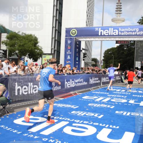 29.06.2025 - hella hamburg halbmarathon Michael Strokosch http://msf.ph/oto/8165180 29.06.2025 10:34:19 Ziel 1080, 3005, 7884, 7901, 14784, 18906 meine-sportfotos.de